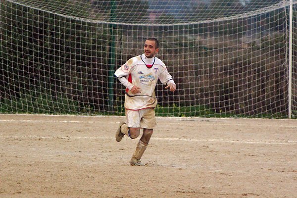 Marco Sanna esulta dopo il rigore